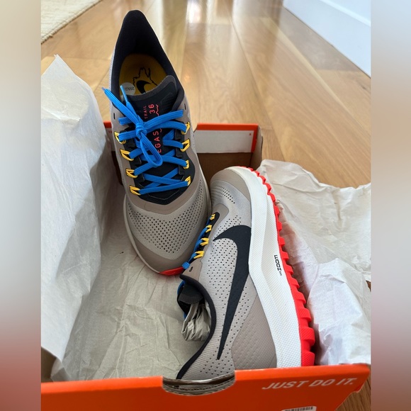 WMNS Air Zoom Pegasus 36 Trail _ 8.5 - Picture 4 of 9